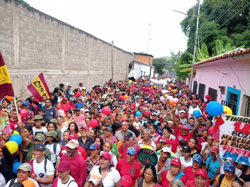 PartidoPSUV's tweet photo. Cojedes 🚩

Bajo la lluvia, el pueblo de Tinaquillo se movilizó en respaldo al presidente Nicolás Maduro y la Revolución Bolivariana.

@irisvarela
@CojedesPsuvOfic 
#PsuvEnLaCalle https://t.co/rM8O9Vfy96