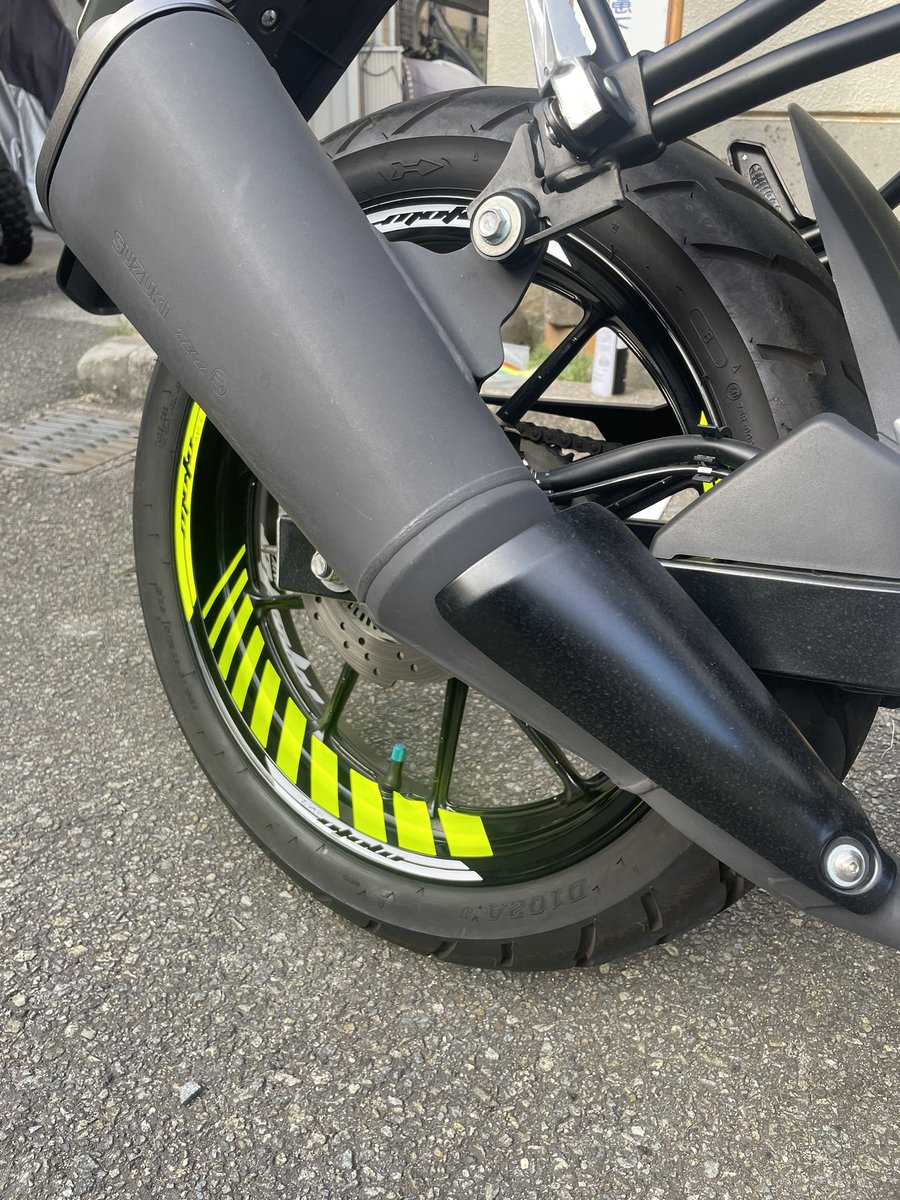 dir_0110's tweet photo. 朝早起きしてリムステッカー貼ったよ！！ https://t.co/r4RNtmlkho