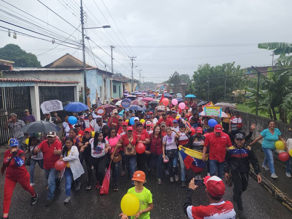 Junto a Cilita gratamente sorprendidos al ver al pueblo de a pie, hombres y mujeres valientes y luchadores, movilizados en Tinaquillo, hermoso pueblo del estado Cojedes. Con trabajo y en alerta permanente, lograremos grandes victorias para nuestro pueblo. ¡Unidad y más unidad!