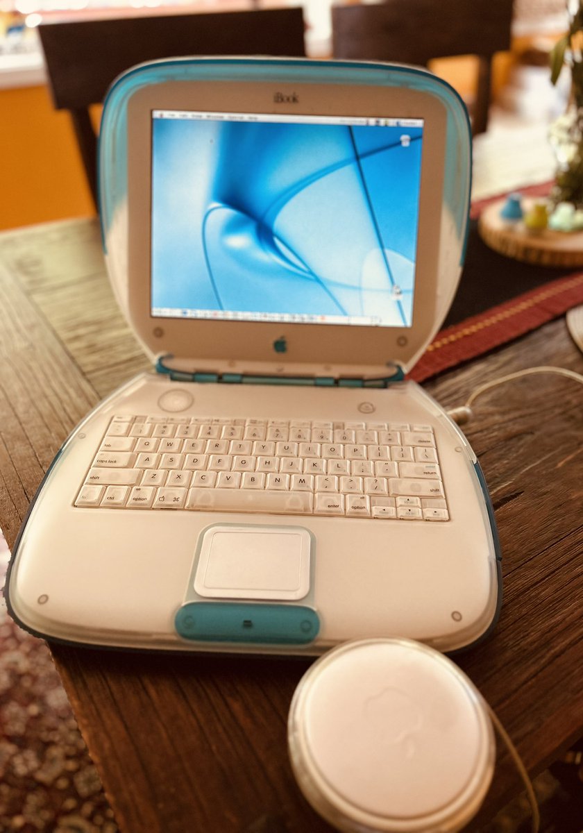Reshmi777's tweet image. Do you belong to the “Clamshell” iBook generation. You you still have this vintage in your possession? If so, post a pic. 
#ibook #Clamshell #Apple