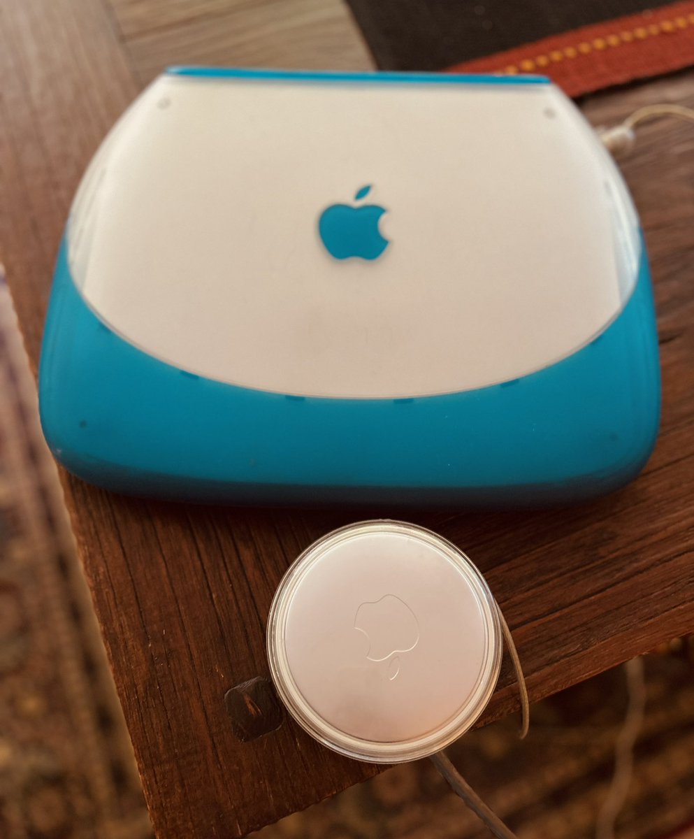 Reshmi777's tweet image. Do you belong to the “Clamshell” iBook generation. You you still have this vintage in your possession? If so, post a pic. 
#ibook #Clamshell #Apple