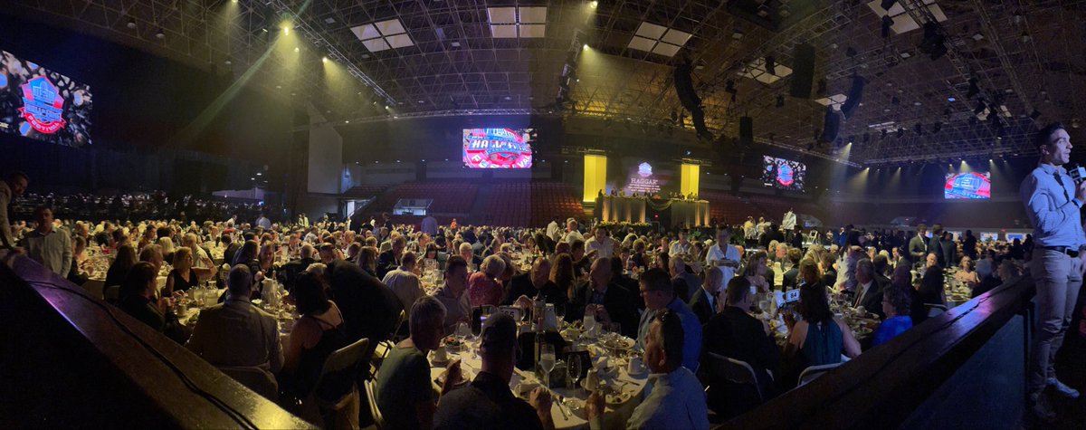 SuzStratford's tweet image. Hall of Fame Dinner and Enshrinees Gold Jacket Ceremony in Canton Civic Center WAY TO GO #JoeThomas #Browns @fox8news