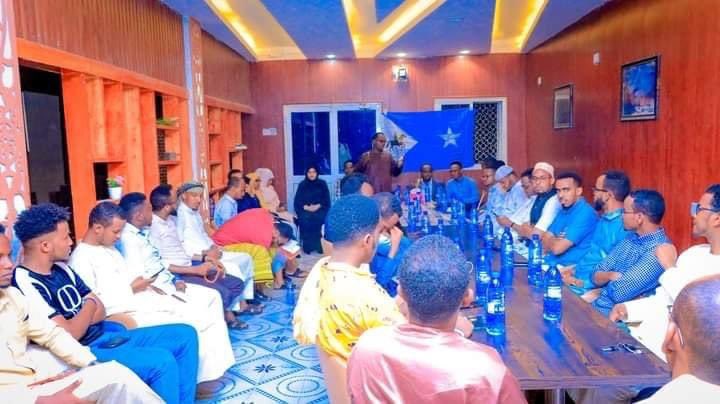 AbdiqaniGalaydh's tweet photo. Guddoomiyaha Golaha Dhexe ee maamulka @SSCKhaatumo Jaamac Yaasiin Warsame ayaa kulan la yeeshay aqoonyahanka iyo dhallinyarada reer @SSCKhaatumo ee ku sugan #Laascaanood. #Somalia
#Guul
#Gobannimo https://t.co/m5gV9ycSJ4