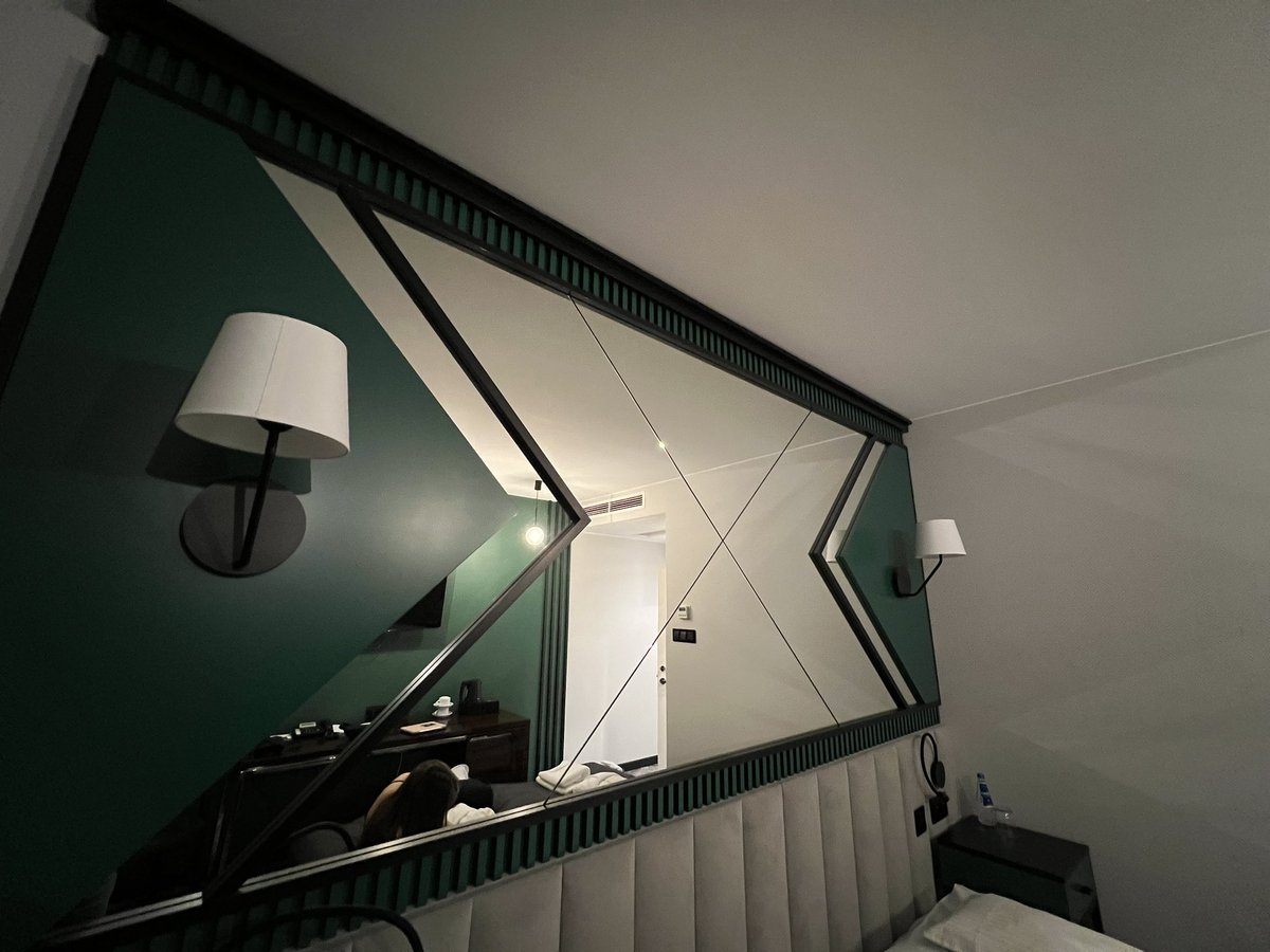 earendil_code's tweet image. Elon kurwa musk even got into my hotel room 🤔