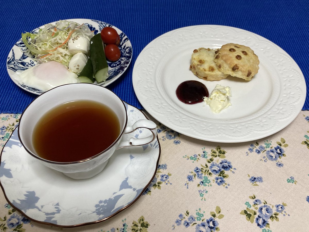 お早うございます。

朝なのに☀️
もう外からの熱を感じます。

お仕事の方はお気をつけて
お出かけの方も　在宅の方も
水分補給を気にかけながら
一日を過ごして参りましょう✡️

#TwiningsPrinceofwalestea
#スコーンドルフィン
#NARUMI