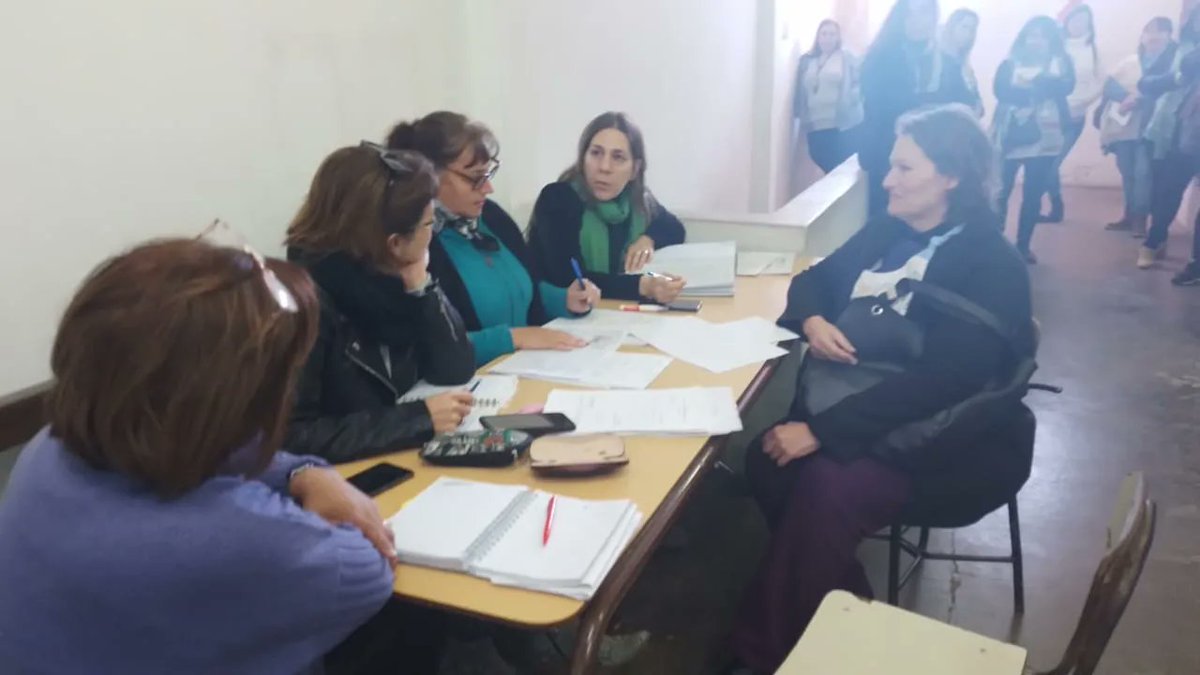 SutebaEchev's tweet photo. 📢SUTEBA INFORMA
Viernes 4 de agosto. 

Hoy estuvimos presentes en el Acto Público de Equipos Directivos y Secretarios de Primaria del distrito. 

¡Felicitaciones! a todxs lxs compañerxs que accedieron al cargo.

Acompañando a nuestrxs afiliadxs. 

 Secretaria Gremial https://t.co/GlCLUGmbBb