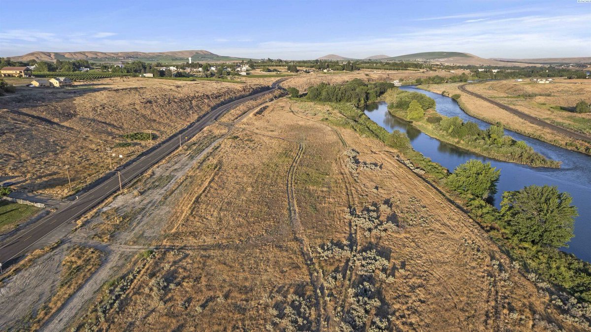 #ListingUpdate - Build Your Dream Home Here!

📍TBD Lot 14 Old Inland Empire HWY in Benton City!
Offered at $299,500
MLS# 262768
Sydney Roach | 509-405-5940
Full listing details - tricities.sites.c21.homes/listing/WA/Ben…
