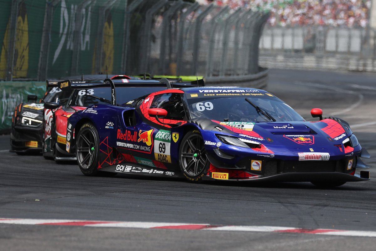 Max Verstappen quiere tener su propio equipo de GT3 para darle la chance a los sim-racers de dar el salto al automovilismo real.

"Se trata de darles una plataforma, sin tener que pasar por el mundo del karting que es muy costoso"