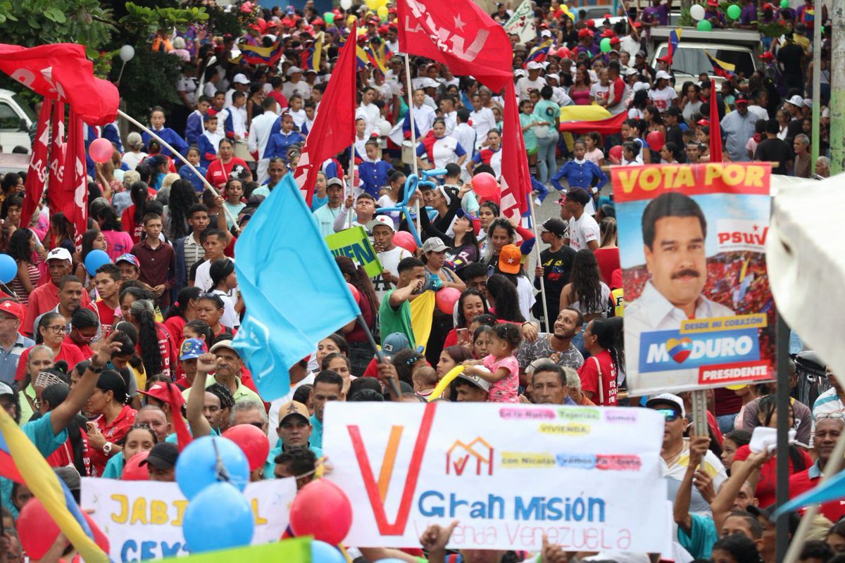 NicolasMaduro's tweet photo. ¡Increíble! Ver tan bella y noble movilización de Las Tejerias, municipio Santos Michelena del estado Aragua. Confío en ustedes para hacer de Venezuela un país más solidario y de hermandad. ¡Pueblo humilde y chavista! ¡Venceremos! https://t.co/icFX0SwGbc