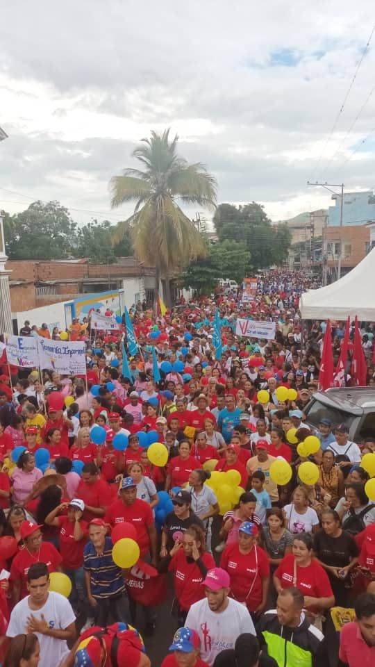 ¡Increíble! Ver tan bella y noble movilización de Las Tejerias, municipio Santos Michelena del estado Aragua. Confío en ustedes para hacer de Venezuela un país más solidario y de hermandad. ¡Pueblo humilde y chavista! ¡Venceremos!