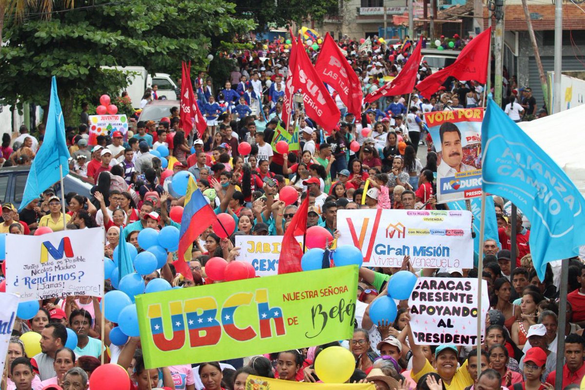 NicolasMaduro's tweet photo. ¡Increíble! Ver tan bella y noble movilización de Las Tejerias, municipio Santos Michelena del estado Aragua. Confío en ustedes para hacer de Venezuela un país más solidario y de hermandad. ¡Pueblo humilde y chavista! ¡Venceremos! https://t.co/icFX0SwGbc