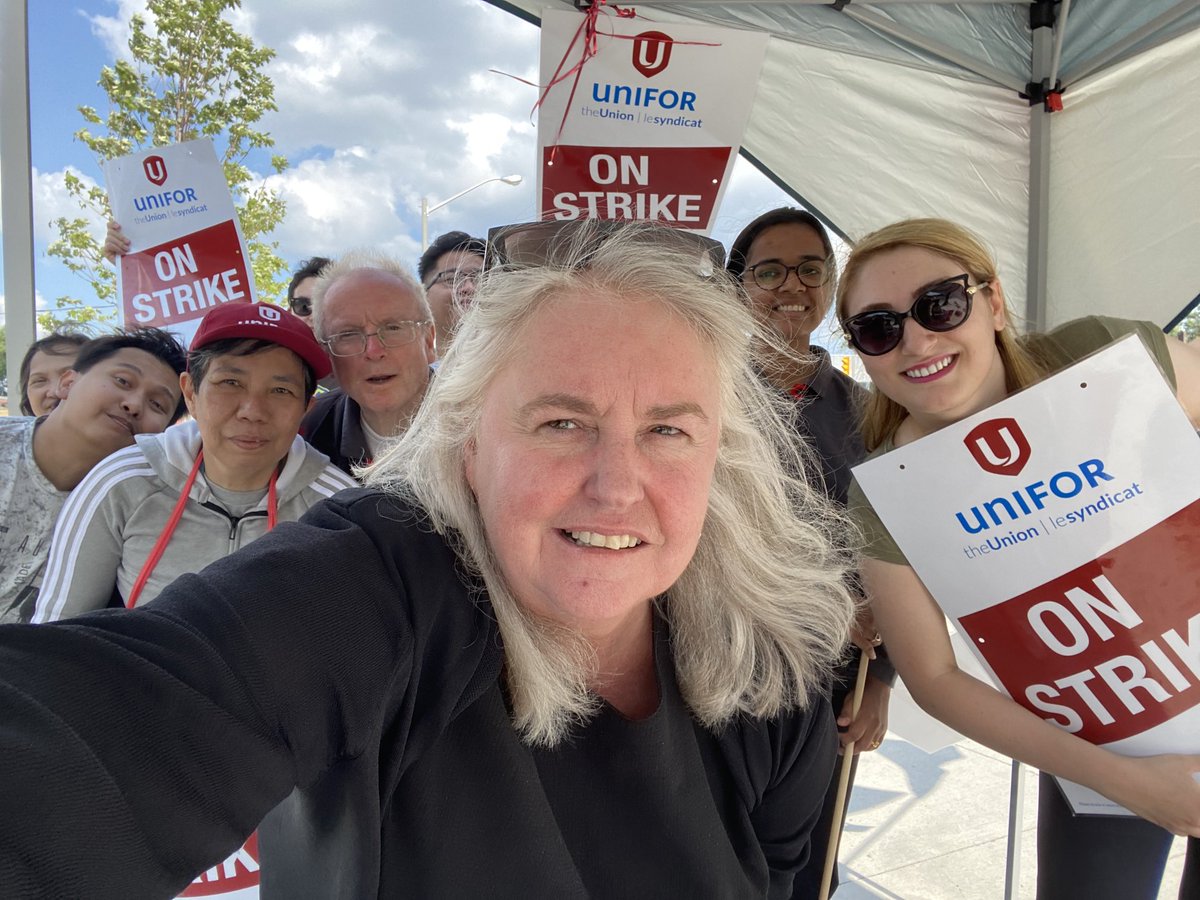 SharonWalshNL's tweet image. Unifor Grocery Workers are standing up in the face of mega grocery giant profits. It’s about #respect and #affordability Workers @ 656 Eglinton Ave East are holding the line. #OneDayLonger #OneDayStronger