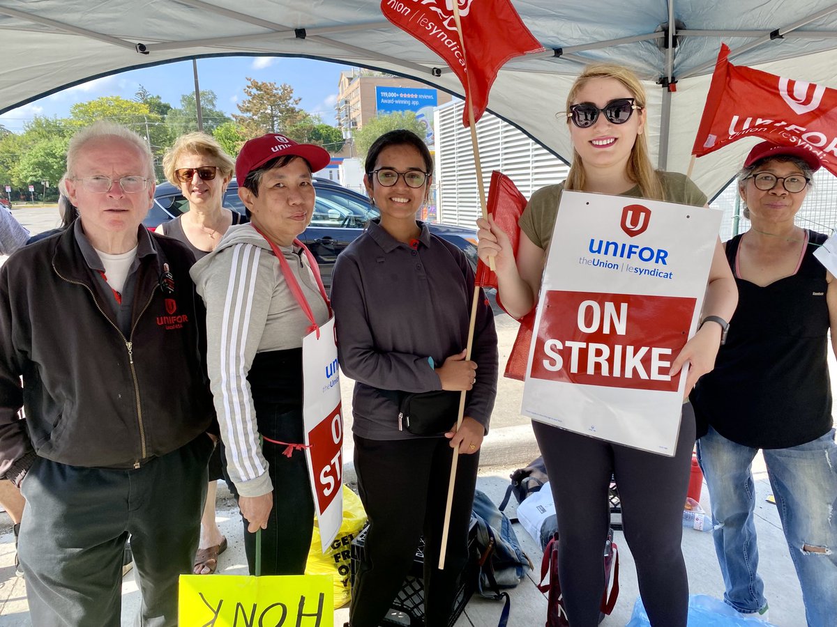 SharonWalshNL's tweet image. Unifor Grocery Workers are standing up in the face of mega grocery giant profits. It’s about #respect and #affordability Workers @ 656 Eglinton Ave East are holding the line. #OneDayLonger #OneDayStronger