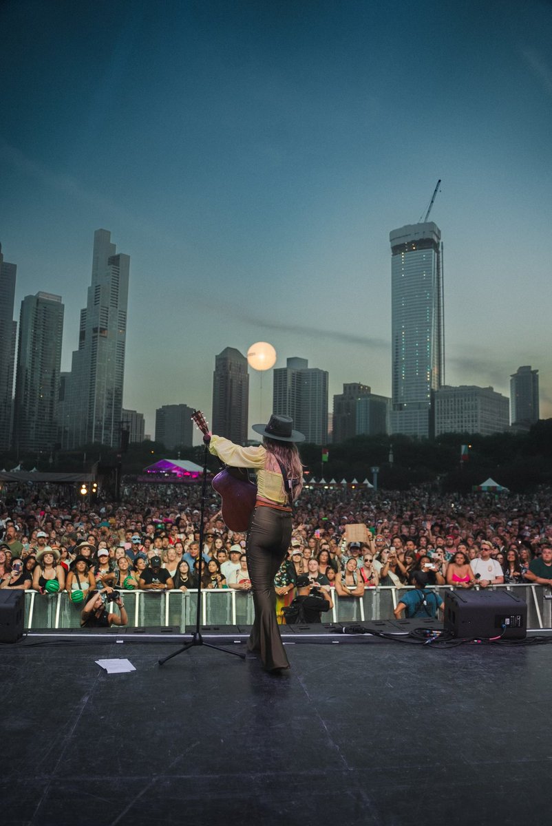 laineywilson's tweet photo. We did the dang thang y’all…we made a redneck choir out of @lollapalooza. Thank y’all for a sunset set I’ll never forget. 🙌🏻🌇

📸: CeCe Dawson &amp; Tara Diiorio https://t.co/opMbADBaYz