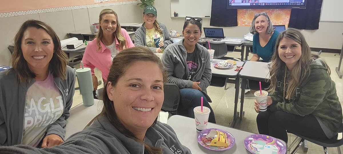 Mrs_Schaub5th's tweet photo. Lunch with my favorites!! @LightFarmsElem #lightfarmselementary #prosperproud https://t.co/XSNflDp0lD