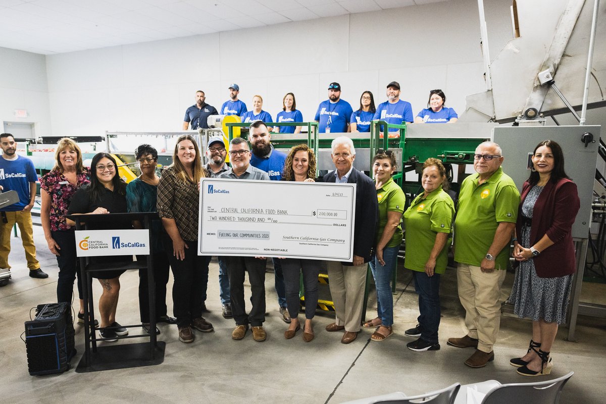 socalgas's tweet photo. SoCalGas is providing 93,000 meals to @cencalfoodbank to support individuals with food insecurity in Fresno, King &amp; Tulare Counties. The $200,000 grant was presented today as volunteers sorted &amp; bagged fresh produce in Fresno. Learn more: https://t.co/E4bAqUQU9r

@RepJim2536 https://t.co/DBKDAYtWpa