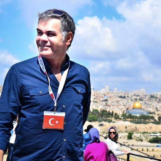 #SONDAKİKA
Süleyman Özışık'ın vefat haberinden sonra oğluma hesabımın şifresini söyledim olurda ansızın gidersem bir iki kelam yaz Fatiha okuyanım olsun evlat dedim..
Çocuk da  ağladı... bu dünya böyle işte, bir kaç ay önce Süleyman kardeşim ile telefonla sohbet ettik iyi