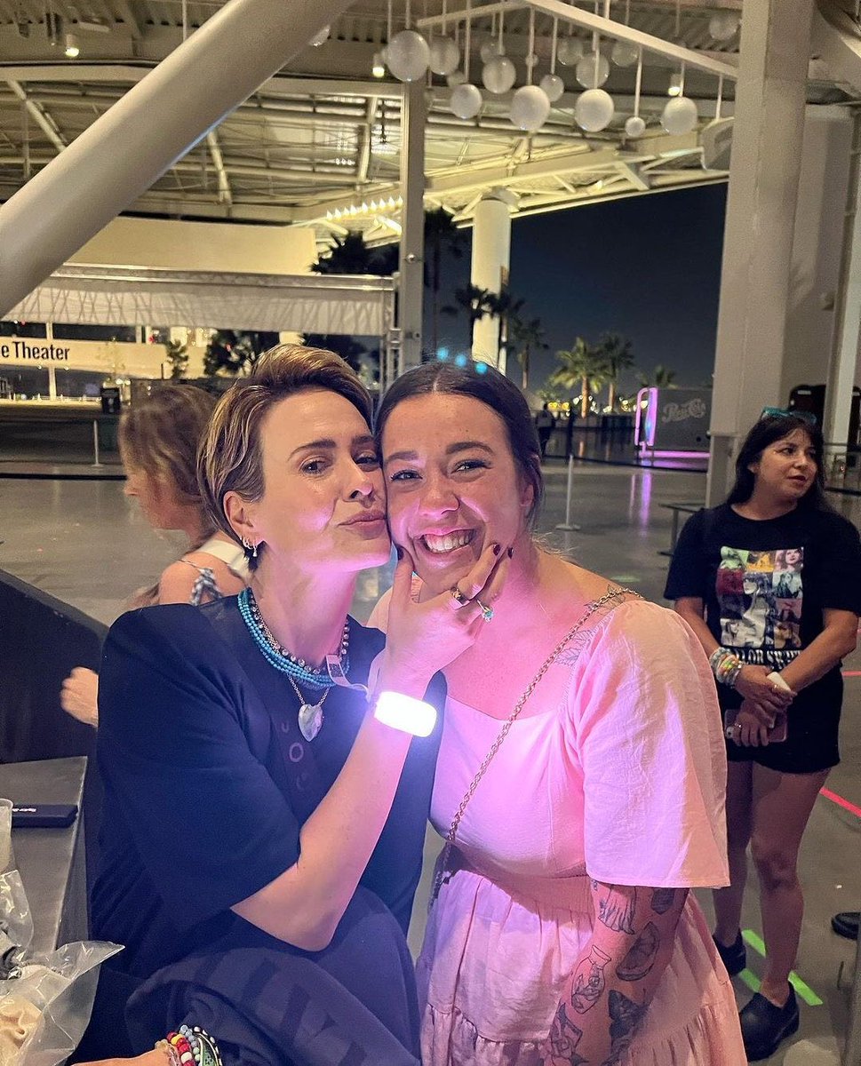 sarahpaulsbean's tweet photo. i’d simply pass away if sarah paulson cups my face like that https://t.co/qHvrNm3hNR