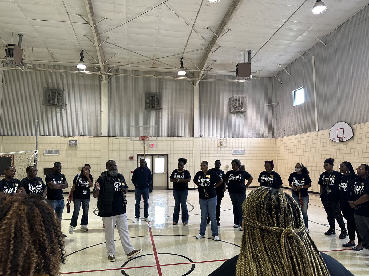 MMS_Raiders's tweet photo. The Raider Nation Family Circle! We Are RAIDERS UNITED rooted in the core values of Teamwork, Relationships, Accountability, Compassion, and Excellence! #Championmentality #Family #Excellenceistheonlyoption https://t.co/ULzMc9L1EC
