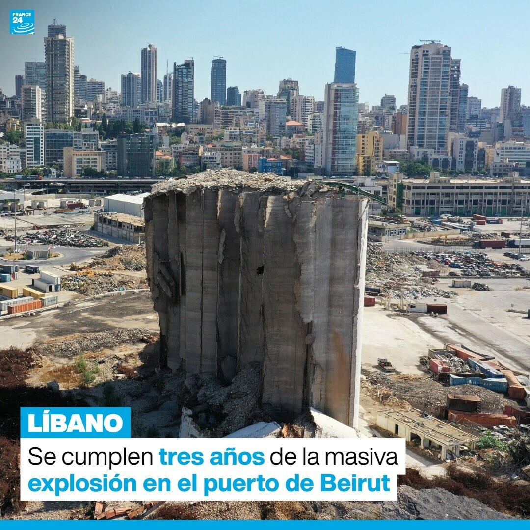 France24_es's tweet photo. El 4 de agosto de 2020 más de 2.700 toneladas de nitrato de #amonio causaron una masiva explosión en el puerto de #Beirut. El incidente provocó la destrucción del centro de la capital de #Líbano, más de 200 muertos y 6.500 heridos ➡️ https://t.co/9bNaTNumni https://t.co/UY6IR7wLhL
