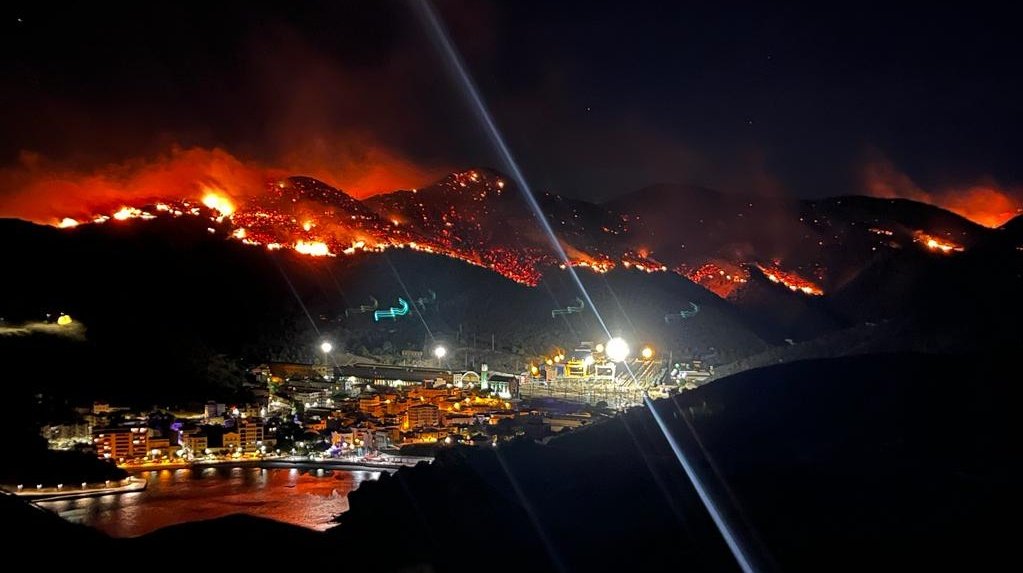 RamonIglesias68's tweet photo. Malgrat que fa més de mitja hora que l'Ajuntament ha avisat els veïns del carrer Muntanya que han de ser desallotjats, la policia encara no s'hi ha personat. Les flames encerclen el poble.
Foto Griselda Díaz. https://t.co/0j8wyYXIhO