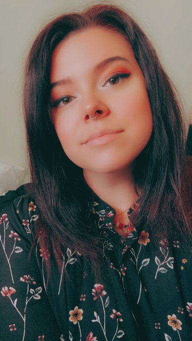尺卄乇ᗪᗪᎶ卄ㄖ丂ㄒ🌺 - Second job interview today. Feeling good about the first one though. Anyway, wish my luck!🤞🏼 Wearing my nicest top, lol! https://t.co/6CJMyl4al4