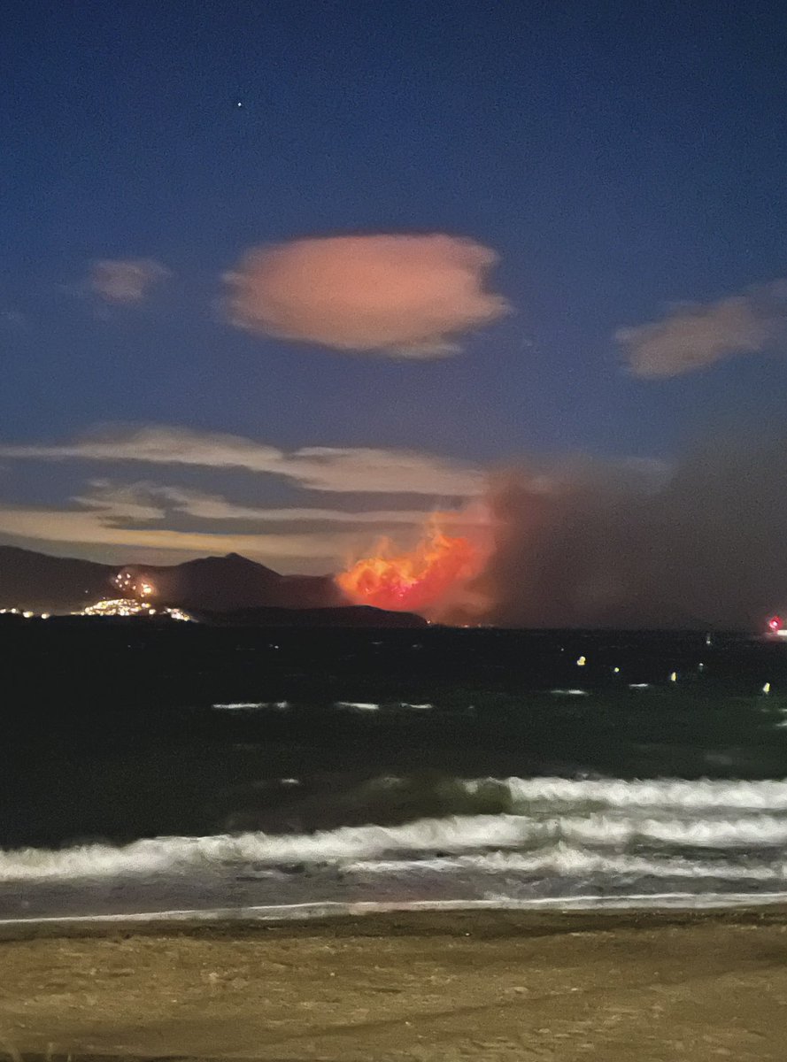 CralosRubio's tweet photo. Enviado especial al incendio de Portbou . Huele a quemado y en Portbou no tienen luz.

Seguim https://t.co/ydyTaxCDoO