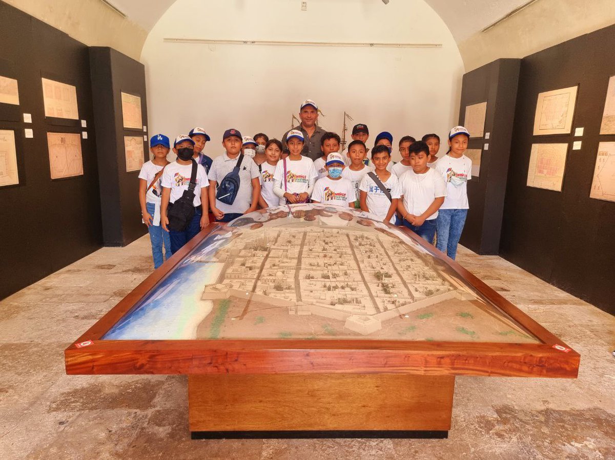 MauricioArceoMx's tweet photo. Como parte de las actividades del Programa de los Niños y Niñas Custodios de Tenabo, me dio gusto saludar y recibir a los pequeños de este municipio, los cuales recorrerán los atractivos turísticos del Centro Histórico para fomentar en ellos la cultura turística de nuestro Estado. 

#CampechePuroAmor
@LaydaSansores