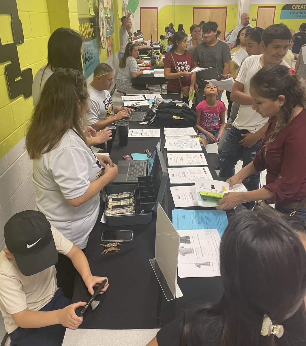 APSimpson2022's tweet photo. Another great event at Brentwood STEAM! Thank you parents for picking up student schedules!

Proud to be a Viking!!!

@Brentwood_STEAM !
@EISDofSA 
#GoBigGoEdgewood 
#ThinkPlayWinEISD
#EdgewoodProud
#VikingStrong https://t.co/TwrxVttOoI