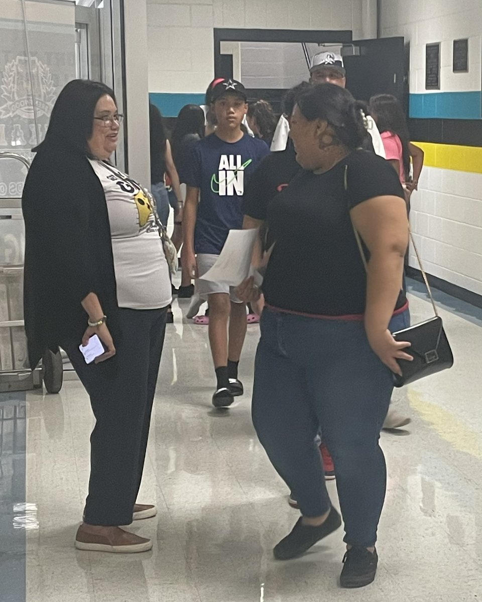 APSimpson2022's tweet photo. Another great event at Brentwood STEAM! Thank you parents for picking up student schedules!

Proud to be a Viking!!!

@Brentwood_STEAM !
@EISDofSA 
#GoBigGoEdgewood 
#ThinkPlayWinEISD
#EdgewoodProud
#VikingStrong https://t.co/TwrxVttOoI