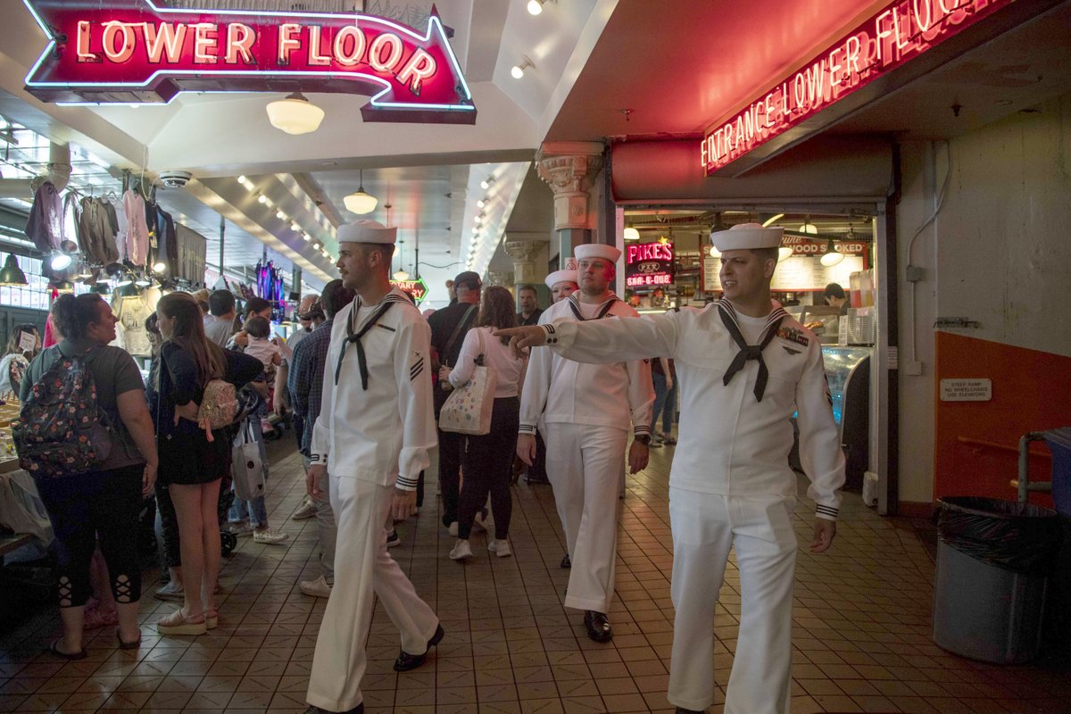 #USNavy Photos of the Day: 

1️⃣ #USSRonaldReagan @Gipper_76 #FLTOPS and 2️⃣ #USSAntietam #UNREP during #TalismanSabre2023 
3️⃣ #HSC9 #VERTREP with #USSGeraldRFord @Warship_78 @USNavyEurope
4️⃣ #USSBarry Sailors on liberty #SeattleFleetWeek @NavyOutreach
👉 dvidshub.net/r/uw5gq2
