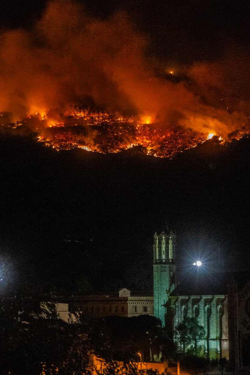 SERCatalunya's tweet photo. Ens arriben imatges d'impacte de l'incendi ara mateix a Portbou. 
El foc encercla el poble.
Fotos @martos_gerard https://t.co/ODdjtFhTVT