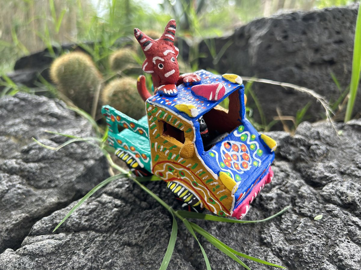 adrix_art's tweet photo. La primera vez que supe de estas figuras, fue en un artículo donde el artesano decía que, a la vuelta de los migrantes al pueblo, venían muy “endiablados” (violentos, irrespetuosos). Así que hicieron estas figuras para encerrar a los diablos. https://t.co/tZDgbErsCq