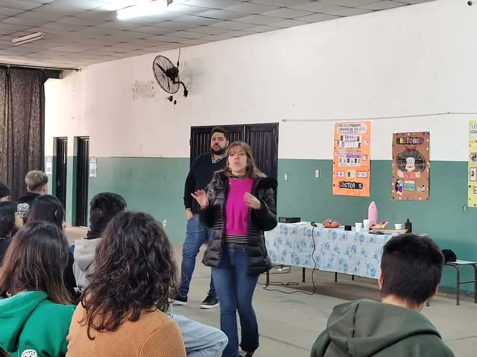SutebaEchev's tweet photo. Hoy estuvimos en la Secundaria 41 de #EstebanEcheverría.

Para dar una charla y debatir con respecto a los 40 años de la vuelta a la Democracia, con lxs Alumnxs de la Escuela.
Lxs Estudiantes escucharon diferentes temas que fueron prohibidos en la época de la Dictadura. https://t.co/FAZmvnniEv