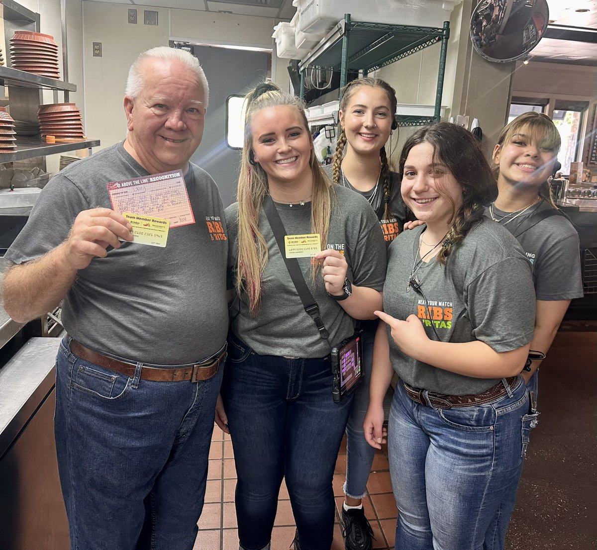 wherry_lisa's tweet photo. ATL 👏🏼 Cheers to Gary for creating a great guest experience! Gary is engaging and makes genuine connections! #EngagedTeamMembers Congrats to both Gary and Harlee for 90 days in! #ChilisLove #ChilisJustinRoad @Chilis @JemmaSage2 https://t.co/TL2HmoFBmU