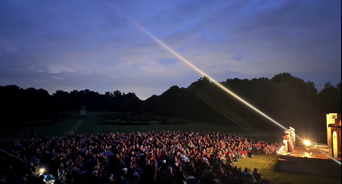 The magic of open air theatre! Thank you for an amazing night @EH_WrestPark and all who came to see us. See you again next year! #tlcmrj @EnglishHeritage