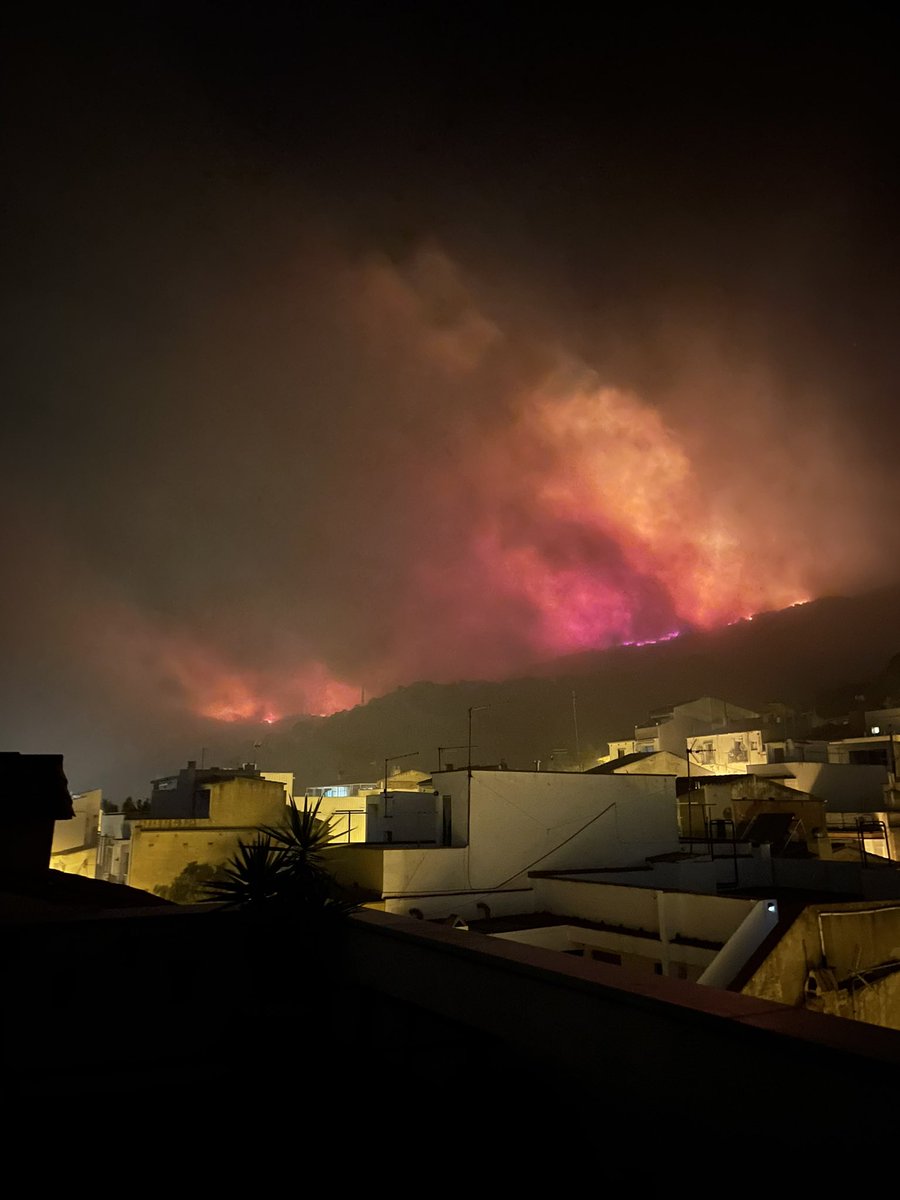 biete__'s tweet photo. 1:22 #IFPortbou ara mateix l’incendi des de Colera mirant cap al Molinàs, olor a fum dins de casa. @324cat @bomberscat @emergenciescat https://t.co/VawQL9eyNq