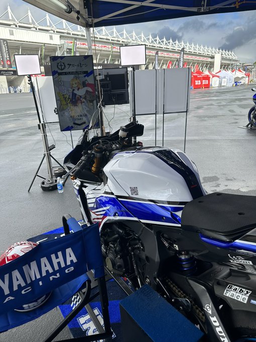 iloop_sapporo's tweet photo. 鈴鹿8時間耐久レース #41 IRF with AZURLANEのブースに弊社の一緒に決めポーズARを出展させていただいております。アズールレーンのクリーブランドと一緒にバイクに跨って写真撮影可能です。ぜひお越しください！
#アズレン8耐 https://t.co/1uiFkk02zn