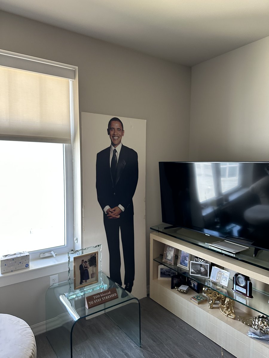 📷 Just another day at the office for H.O.M.E. Senior Moving, moving life-size celebrities!  We handle all your belongings, from cherished heirlooms to iconic life-size cutouts like a pro! 📷📷
#PresidentialMove #MovingWithPresidentialStyle #LifeSizeObama #SeniorMoving
