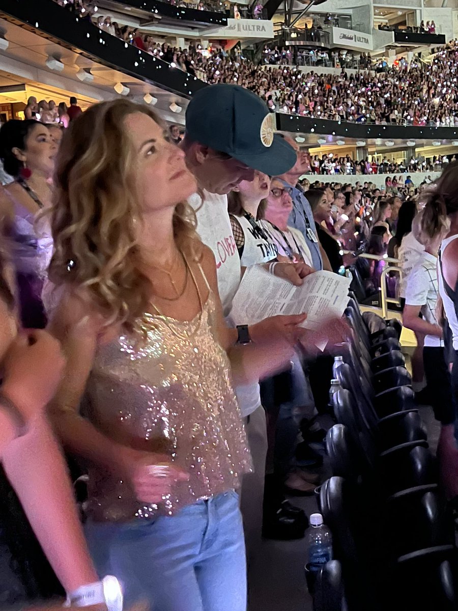 GlennonDoyle's tweet image. this is her trying
@AbbyWambach 
@taylorswift13 
#ErasTour