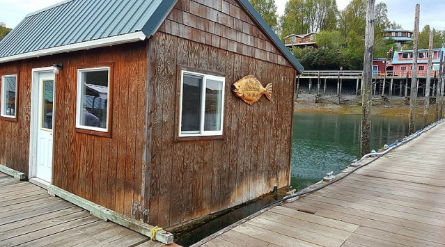 CosmicCarrier_'s tweet photo. #USPS Fun Floating Post Office! Did you know? This Post Office floats! The Halibut Cove Post Office (99603) in Homer, AK, floats. The office is a small houseboat that is permanently tied to a dock. https://t.co/wZMeXyIYEu... #USPS #USPSEmployee https://t.co/eIWewmbVYy