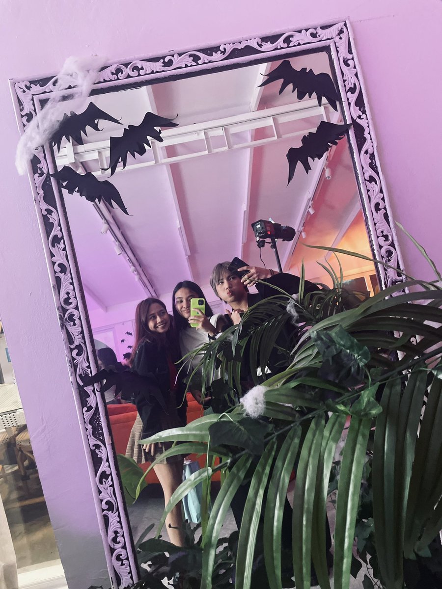 iliv4uolivia's tweet photo. livies friends!! π§ββοΈπ§ββοΈπ§ββοΈ #ORVampFireNight https://t.co/vUwTKW2CIp