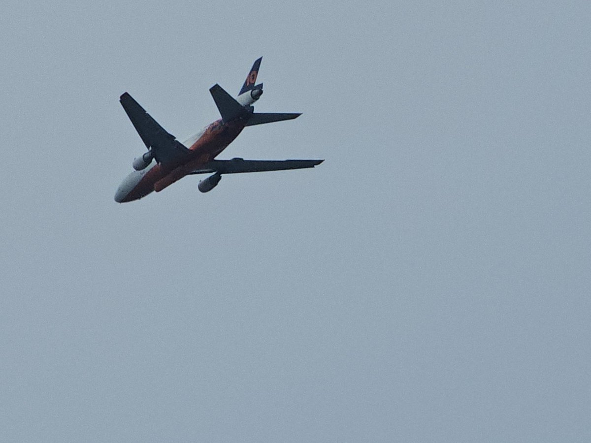 Benight_photog's tweet photo. McDonnell Douglass DC-10 Fire Tanker #N603AX as TNKR914 on a low and slow pass overhead https://t.co/fl2iwmL7ir