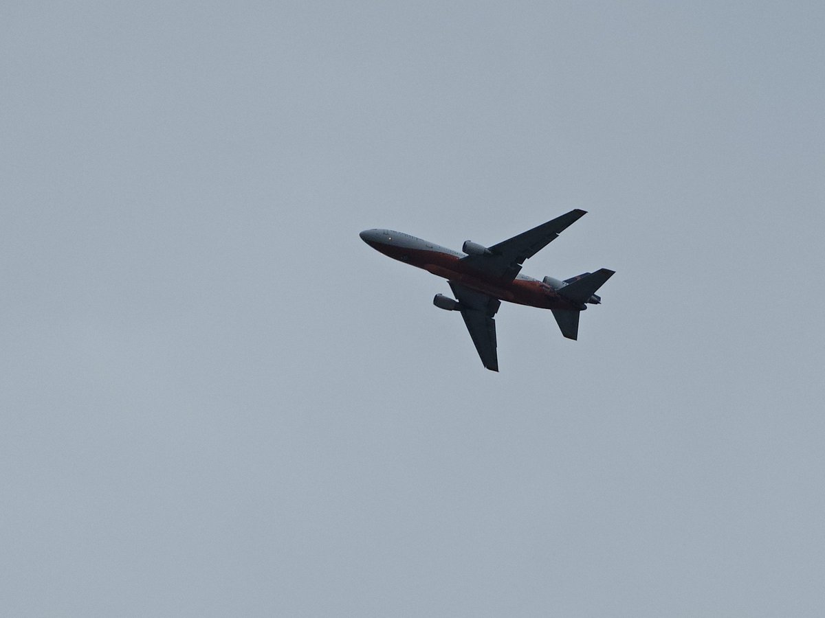 Benight_photog's tweet photo. McDonnell Douglass DC-10 Fire Tanker #N603AX as TNKR914 on a low and slow pass overhead https://t.co/fl2iwmL7ir