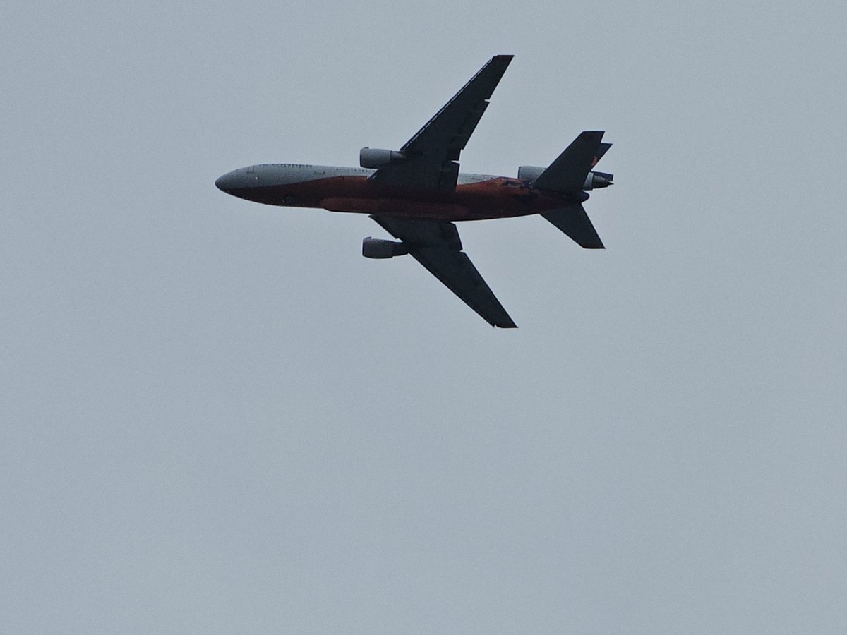 Benight_photog's tweet photo. McDonnell Douglass DC-10 Fire Tanker #N603AX as TNKR914 on a low and slow pass overhead https://t.co/fl2iwmL7ir