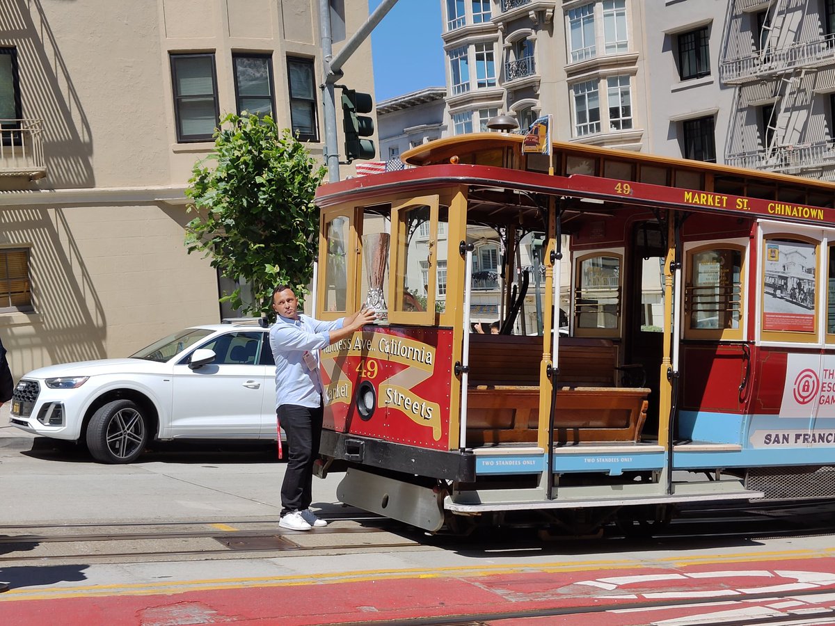mooreporfavor's tweet photo. Hey @MonchisMen and all fans, ultras, and other obsessives of @SevillaFC_ENG , who's in San Fran this weekend?
Spotted the Séptima on the streets of SF.  Drop a line to meet up!
#cupspotting
Anyone know if this is Sevilla's Europa Lg Trophy or @RealBetis_en's? Can't recall... 😉 https://t.co/RkMnIauEqh