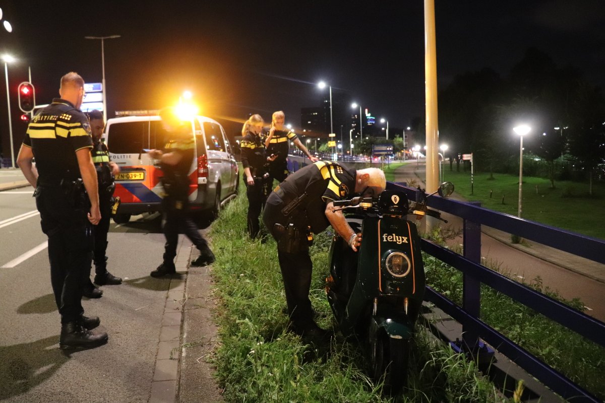 martindamen58's tweet photo. #Achtervolging best op #deelscooter Felix zonder valhelm eindigt tegen brugleuning bovenop de Bult thv toerit Papaverweg #Amsterdam noord. Best er te voet vandoor niet meer aangetroffen. De achtervolging begon na negeren #stopteken om 23.47 uur bij metrostation #Noorderpark. https://t.co/hRy3fVzLJJ