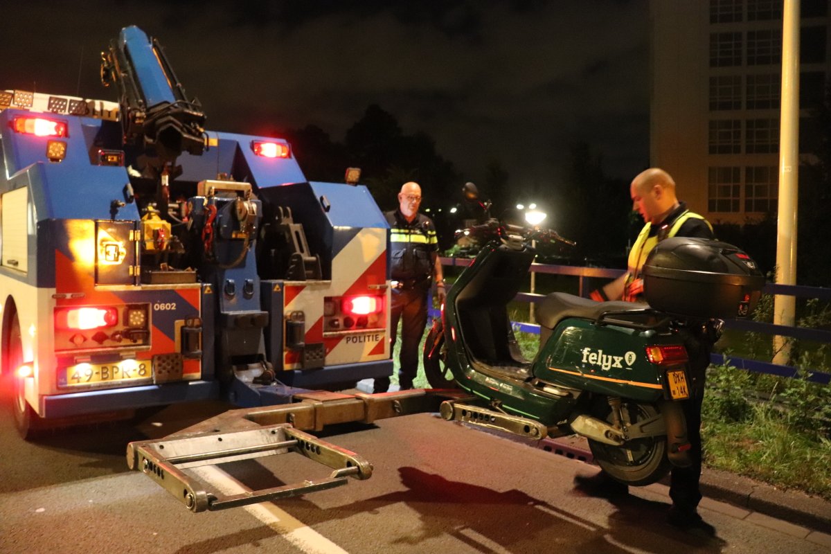 martindamen58's tweet photo. #Achtervolging best op #deelscooter Felix zonder valhelm eindigt tegen brugleuning bovenop de Bult thv toerit Papaverweg #Amsterdam noord. Best er te voet vandoor niet meer aangetroffen. De achtervolging begon na negeren #stopteken om 23.47 uur bij metrostation #Noorderpark. https://t.co/hRy3fVzLJJ