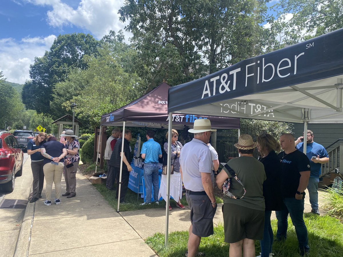JohnnyGarSan's tweet photo. Today was one for the books 📚🔥
We assisted more then 35 residents get on the fastest and most reliable AT&T Fiber 🛜🔥🔥🔥#MASBetterTogether #WinasOne @404girl @DomDavis_ @jerryfornwalt @VinceLeaks @NCBred88 @MrsBogier @Julio_Cintron14 @julestwentysix https://t.co/eJPrlefrkt
