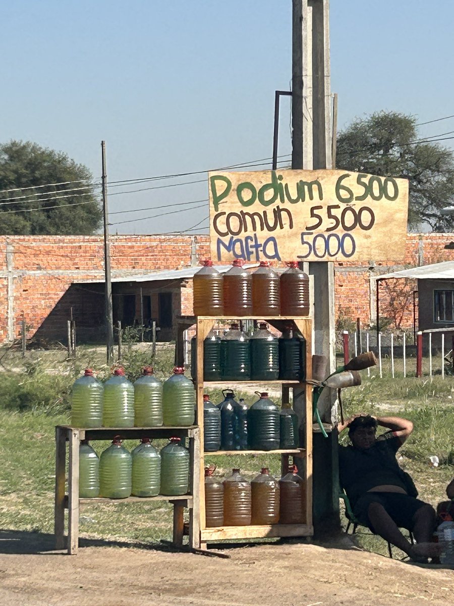 anecetta's tweet photo. Esto no me lo contó nadie, lo vi yo mismo como en Paraguay se cruzan a comprar nafta argentina en bidones de agua a Clorimda y la venden luego en la ruta.  Radiografía de cómo estamos.  Un árbitro diría… siga siga!! Tristísimo https://t.co/Cfau5NdKxl